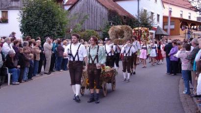 Archivbild: stg
Eigentlich feiert die Gemeinde Kastl alle zehn Jahre das Erntedankfest mit einem historischen Erntedankzug. Wegen Corona liegt das letzte Event (Bild) allerdings schon 15 Jahre zurück. 60 Fußgruppen und Motivwagen sind es heuer, die am 14. September durch den Ort ziehen.