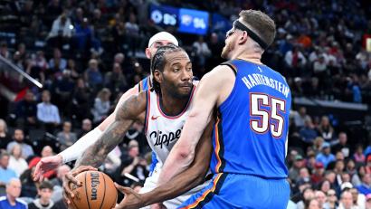 Bild: Wally Skalij/AP/dpa
Kawhi Leonard - hier gegen Isaiah Hartenstein - ist der wichtigste Spieler der LA Clippers. (Archiv-Foto)