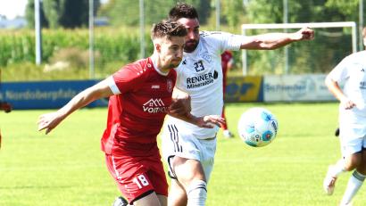 Archivbild: G. Büttner
Bleiben Spielertrainer Andre Klahn (links) und der TSV Tännesberg in der Bezirksliga Nord daheim weiter ungeschlagen? Am Sonntag reist die SpVgg Vohenstrauß zum Derby auf den "Berg".