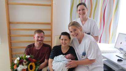 Bild: Klinikum St. Marien Amberg/Sandra Dietl
Mama Franziska, Papa Christian und der kleine Jonas sind gut drauf. Hebamme Celina Aigner und Dr. Monika Neiswirth, Assistenzärztin der Klinik für Frauenheilkunde und Geburtshilfe freuen sich über die 1000. Entbindung in diesem Jahr.