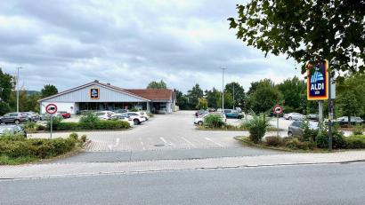 Archivbild: Gabi Schönberger
Am Samstag ist Schluss: Nach beinahe 30 Jahren schließt der Aldi-Markt in der Unteren Bauscherstraße in Weiden seine Pforten und eröffnet Ende September in der Nikolaus-Otto-Straße neu. Für den bisherigen Standort gibt es bislang keine Mieter oder Käufer.