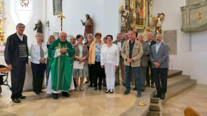 Bild: Monika Krug
Der Chor der Pfarrgemeinde Roggenstein verabschiedet sich von Pfarrer Gerhard Schmidt nach einem festlichen Gottesdienst.