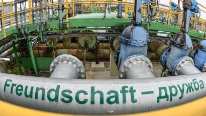 Bild: Patrick Pleul/dpa-Zentralbild/dpa
Über die Pipeline Druschba wird die Raffinerie PCK mit Öl aus Kasachstan beliefert. (Archivbild)