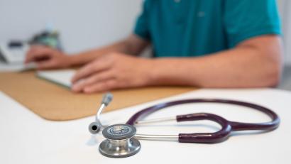 Symbolbild: Sebastian Kahnert /dpa
Bald startet am Landgericht in Weiden der Prozess gegen einen ehemaligen Mitarbeiter einer Arztpraxis, der einen Patienten mutmaßlich vergewaltigt und mehrfach sexuell genötigt haben soll.