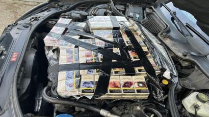 Bild: Hauptzollamt Regensburg
Im Motorraum eines Autos entdecken Zöllner während einer Kontrolle auf der A3 Schmuggelzigaretten.