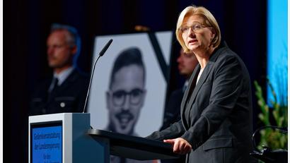 Bild: Uwe Anspach/dpa
Ministerpräsidentin Anke Rehlinger. Zur Gedenkfeier waren laut Innenministerium rund 1.500 Menschen gekommen.