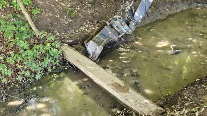 Bild: Landratsamt Neustadt/WN
Nachdem am Sonntag nahe Trabitz ein großer Dieseltank ausgelaufen ist, arbeiten Fachfirmen derzeit an den betroffenen Bächen.
