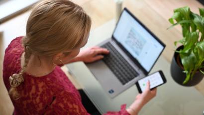 Symbolbild: Helena Dolderer/dpa/dpa-tmn
Betrüger geben sich in Cham am Telefon als Bankmitarbeiter aus und erbeuten einen fünfstelligen Betrag. Die Polizei warnt vor der Masche.