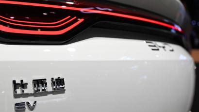 Bild: Johannes Neudecker/dpa
Könnte Chancen in Europa haben: der chinesische E-Auto-Hersteller BYD. (Illustration)