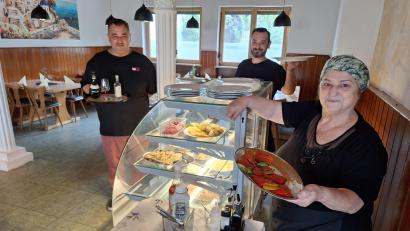 Bild: bl
Paris Kapsali, Joanis Stergion und Margarita Kapsali (von links) haben sich Dürnsricht für ihre griechisches Lokal ausgesucht und damit dem Ort wieder ein Gasthaus beschert.