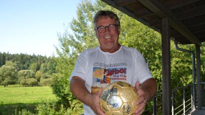 Bild: Thorsten Schreiber
Gerhard Bauer verlost ab 15. September in Zusammenarbeit mit dem Stadtmarketingverein einen Fußball mit den Original-Autogrammen der Weltmeister von 2014. Der Erlös geht an die Fußballmannschaft des Heilpädagogischen Zentrums (HPZ) Irchenrieth. Der Tirschenreuther organisiert für das Team von 15. bis 19. September auch wieder ein Trainingslager auf Mallorca, das dazugehörige T-Shirt hat er für das Gespräch mit Oberpfalz-Medien extra angezogen.