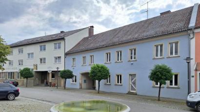 Bild: bl
Für zwei ehemalige Gastronomiebetriebe, das Gasthaus Haberl (links) und die Pizzeria Ischia (blaues Haus) an der Hauptstraße von Schönsee hat die Zukunftswerkstatt Pläne erarbeitet: Eine Tagespflege und betreutes Wohnen sind dort angedacht.