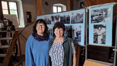 Bild: Roland Ehler
Liane Preininger und Helene Eibisch (von links) bei den Aufbauarbeiten der Fotoausstellung in der Kaibitzer Mühle.