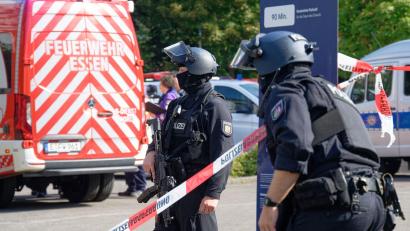 Bild: Henning Kaiser/dpa
Die Polizei wird zu einem Großeinsatz gerufen.