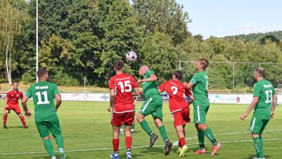 Bild: Gebert
Der TSV Konnersreuth (rote Trikots) will Wiedergutmachung für die 0:3-Heimpleite gegen den VfB Rehau (Szene). Am Samstag gastiert der TSV bei Schlusslicht ASV Wunsiedel.