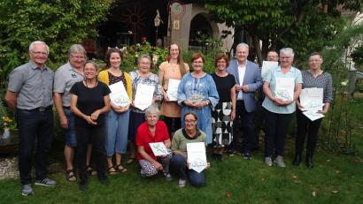Bild: bas
Die mit der Plakette „Naturgarten – Bayern blüht“ ausgezeichneten Gartenbesitzer im Landkreis Amberg-Sulzbach mit Kreisvorsitzendem Richard Reisinger (Vierter von rechts) und Kreisfachberaterin Michaela Kopp (links daneben). Links im Bild drei Jurymitglieder.