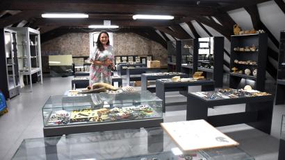 Bild: ubb
Marketa Monsportova steht im Dachgeschoss des Knopfmuseums Bärnau. Die Museumsleiterin möchte die Vitrinen und Exponate neu strukturieren.