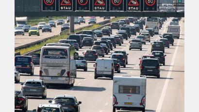 Bild: Stefan Puchner/dpa
Auf den Autobahnen müssen Autofahrer am ersten Septemberwochenende viel Geduld mitbringen. (Archivfoto)