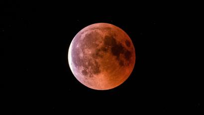 Bild: Silas Stein/dpa
Während einer Mondfinsternis erscheint der Erdtrabant in rötlich-bräunlichen Tönen. (Archivbild)