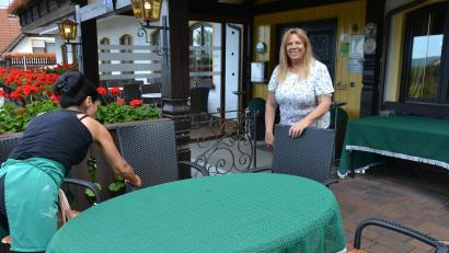 Bild: Thorsten Schreiber
Brigitte Erdmann (rechts), Chefin des Landgasthofs Steinwald im Pullenreuther Ortsteil Harlachberg, richtet mit Mitarbeiterin Valentina Yancheva die Tische und Stühle auf der Terrasse für ihre Gäste her. Im Außenbereich haben insgesamt circa 120 Personen Platz.
