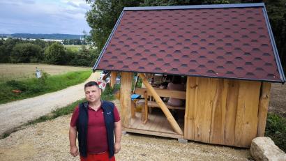 Bild: jma
Thomas Pickel vor der neuen Glück-Auf-Hütte im Wanderdreieck.
