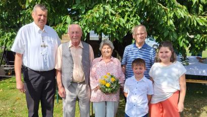 Bild: Liane Scharl
Ernestina (Dritte von links) und Josef Scharl (Zweiter von links) aus Högling feiern Eiserne Hochzeit. Zu diesem Ehejubiläum gratulieren stellvertretender Bürgermeister Franz Ziegelmeier (links) und Pfarrer Johann Schächtl (rechts). Vorne die beiden Urenkel Johannes und Anna