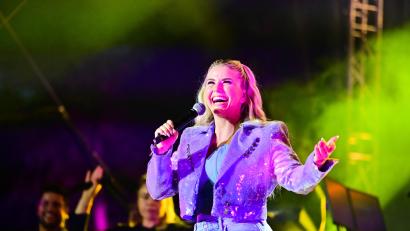 Bild: Florian Miedl
Eine gutgelaunte Beatrice Egli singt auf der Luisenburg.