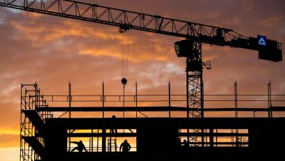 Bild: Julian Stratenschulte/dpa
Das DIW sieht Licht in der Krise der deutschen Wirtschaft. (Archivbild)