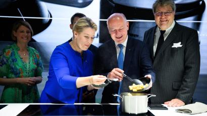 Bild: Bernd von Jutrczenka/dpa
Lassen nichts anbrennen: Berlins Wirtschaftssenatorin Franziska Giffey der Regierende Bürgermeister Kai Wegner.
