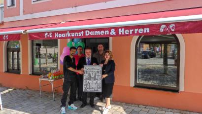 Bild: Karolina Bauer
Bürgermeister Thomas Gesche besuchte den neu eröffneten Friseursalon „Haarkunst“ und wünschte dem Team zum Start viel Erfolg.