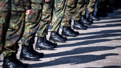 Symbolbild: Sina Schuldt/dpa
In der Bundeswehr gab es in der Oberpfalz 14 rechtsextremistische Vorfälle innerhalb der vergangenen beiden Jahre.