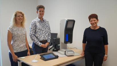 Bild: wel
Stellvertretende Bürgermeisterin Margit Reichl (rechts) und Standesbeamtin Margit Jeter (links) freuen sich über den neuen Mitarbeiter Fabian Schmid, der mit dem neuen Gerät die digitalen Passfotos anfertigt und die weitere Antragstellung übernimmt