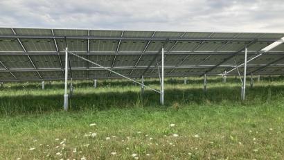 Bild: olr
Dunkle Wolken über dem Solarpark: Hier in Luhe-Wildenau wird deutlich, wie sehr der Netzausbau dem Ausbau der erneuerbaren Energien hinterher hinkt - auch in der Oberpfalz.