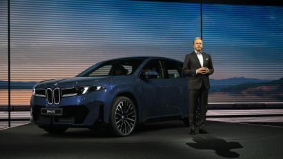Bild: Sven Hoppe/
Konzernchef Oliver Zipse greift bei der Vorstellung des BMW iX3 zu Superlativen.