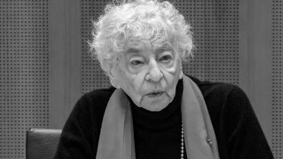 Bild: Oliver Berg/dpa
Die im mittelfränkischen Fürth geborene Journalistin und Schriftstellerin Ruth Weiss ist mit 101 Jahren gestorben. (Archivbild)