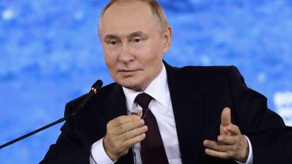 Bild: Stepan Pugachev/Roscongress Foundation/AP/dpa
Russlands Präsident Wladimir Putin widerspricht negativen Wirtschaftsprognosen für sein Land.