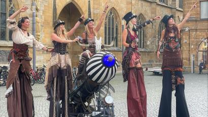 Bild: Susanne Schwab
Mit ihrer Steampunk-Rakete, den Stelzen und ihren Kostümen sorgten die fünf Damen von "Lichtfieber" aus Neustadt am Kulm für große Aufmerksamkeit.