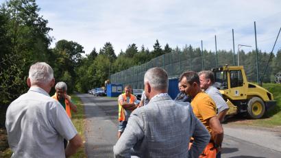 Bild: fz
Schlussbesprechung auf Höhe des DJK-Sportzentrums. Die Baumaschinen stehen bereit. Ende Oktober wird es eine neue Straße aus Richtung Pirk nach Irchenrieth geben.