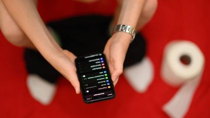 Bild: Robert Michael/dpa
Jeder zehnte Befragte telefoniert gar auf dem Klo sitzend - und immerhin noch vier Prozent schauen, was sich in Dating-Apps so tut. (Archivbild)