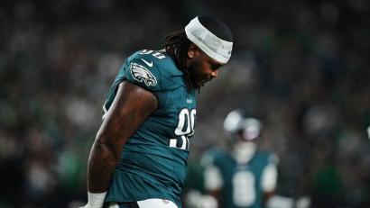 Bild: Matt Slocum/AP/dpa
Jalen Carter hatte sich zum NFL-Auftakt nicht im Griff und flog vom Platz.