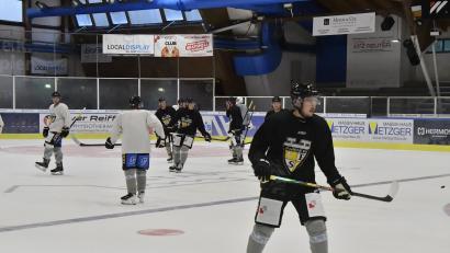 Bild: Hubert Ziegler
Nach einigen Trainingseinheiten auf dem Eis steht für die Spieler des ERSC Amberg am Sonntag das erste Testspiel an. Zu Gast ist Oberligist Passau Black Hawks.