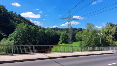 Archivbild: DB Energie/exb
Diese Visualisierung zeigt eine Bahnstromleitung, die bei einer möglichen Trassenführung zwischen Altenstadt/WN und Neustadt/WN die Waldnaabbrücke überquert.