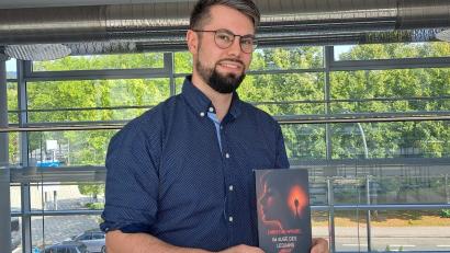 Bild: Jessica Fechner [jfe] (jessica.fechner@oberpfalzmedien.de)
Christian Wrobel (31) aus Weiherhammer hat sein erstes Buch veröffentlicht. Der Thriller mit Lokalkolorit trägt den Titel "Im Auge des Leguans".
