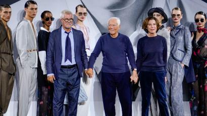 Bild: Luca Bruno/AP/dpa
Vergangenes Jahr zeigte sich Armani auf dem Laufsteg mit Leo Dell'Orco und seiner Nichte Roberta. (Archivbild)