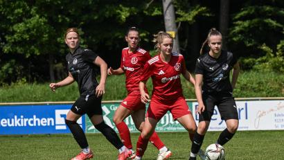 Archivbild: Jonas Löffler
Matilda Lacher (Mitte) und die Bayernliga-Fußballerinnen des TSV Theuern treffen zum Heimauftakt der neuen Saison auf den TuS Bad Aibling.