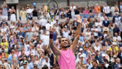 Bild: Seth Wenig/AP/dpa
Der Tennisprofi Carlos Alcaraz jubelt nach seinem Sieg im Halbfinale über den Serben Djokovic.