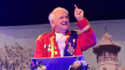 Bild: jua
"Bavaria First" heißt das Programm des Kabarettisten Wolfgang Krebs, der dabei auch den früheren Bayerischen Ministerpräsidenten Edmund Stoiber parodiert.