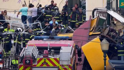 Bild: Armando Franca/AP/dpa
Nach ersten Erkenntnissen des Amtes für die Verhütung und Untersuchung von Flug- und Eisenbahnunfällen (GPIAAF) hat sich womöglich das Haltekabel vom Wagen der Standseilbahn gelöst und so das Unglück verursacht.