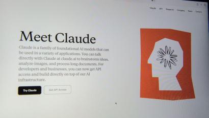 Bild: Andrej Sokolow/dpa
Anthropics Chatbot Claude ist ein Konkurrent von ChatGPT. (Archivbild)