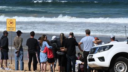 Bild: Dean Lewins/AAP/dpa
Familienangehörige und Freunde trauerten am Strand um das Opfer.